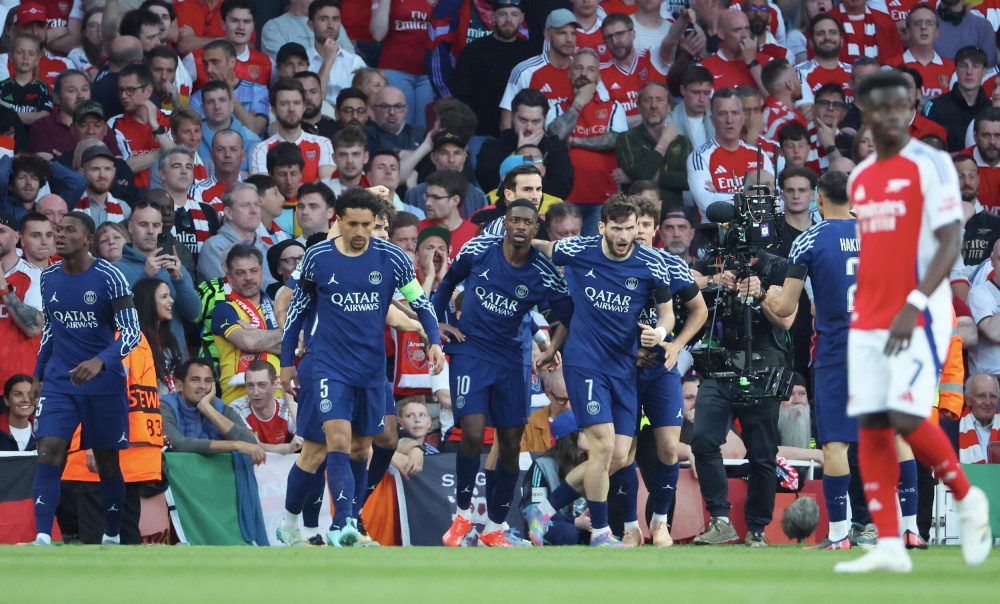 球迷：今天这队真的帅疯了（球迷沸腾：这队今天帅翻天）