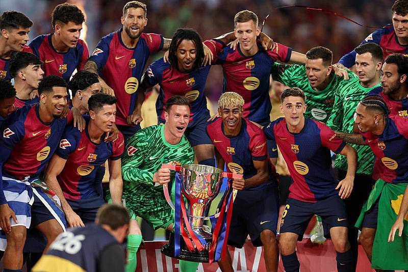 记者：世界杯抽签仪式开始前，大力神杯已经抵达华盛顿（记者：抽签仪式未启，大力神杯已抵华盛顿）