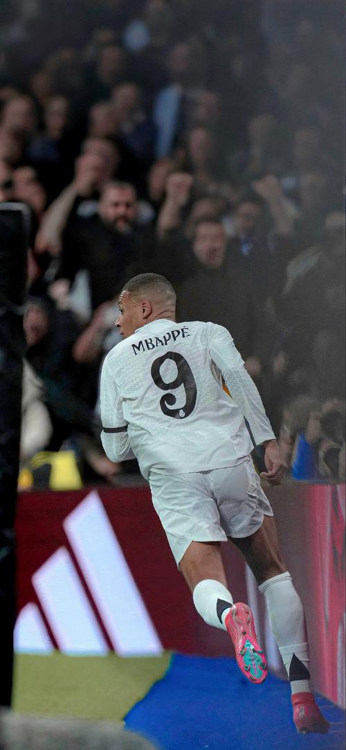 埃贝尔：诺伊尔仍是世界最佳门将之一；续约问题我们会联系他（埃贝尔：诺伊尔依旧位列世界顶级门将；续约事宜将与其沟通）