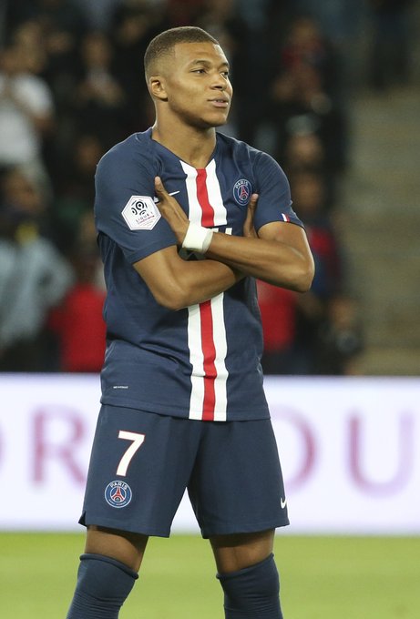 阿齐兹：太早丢球让局面困难，感谢远征球迷下雨还支持我们（阿齐兹：早失球使局势被动，感谢冒雨远征的球迷支持）