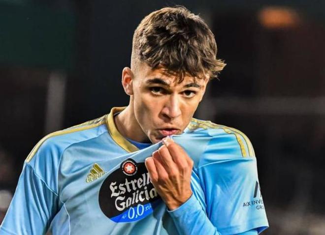 曼联客场不败创英超最长纪录，B费贡献2球1助攻，但防守漏洞明显，积分排名靠后。（曼联客场不败登顶英超纪录，B费2球1助抢眼，防守短板凸显、积分仍靠后）